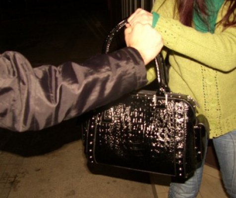 Minori de 16 şi 12 ani au tâlhărit o tânără: i-au furat poşeta!